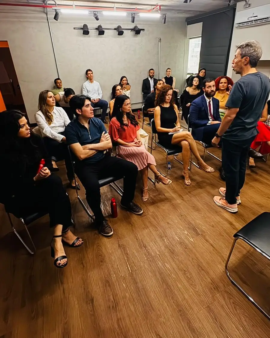 Eduardo Milewicz dando clase a un grupo de actores