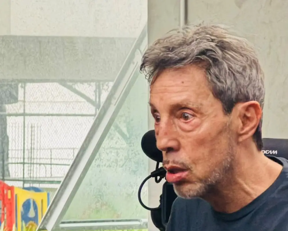 Eduardo Milewicz dirigiendo junto a la cámara